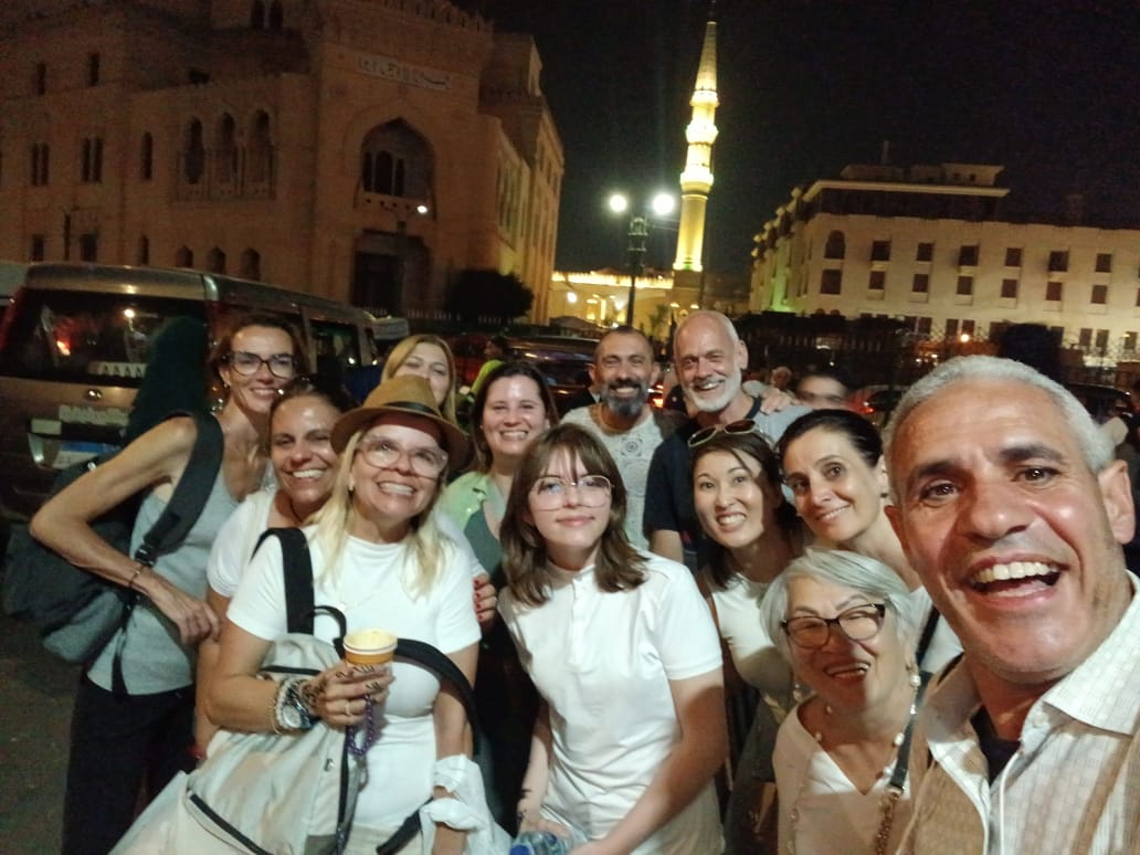 Grupo no Cairo, Egito, à noite