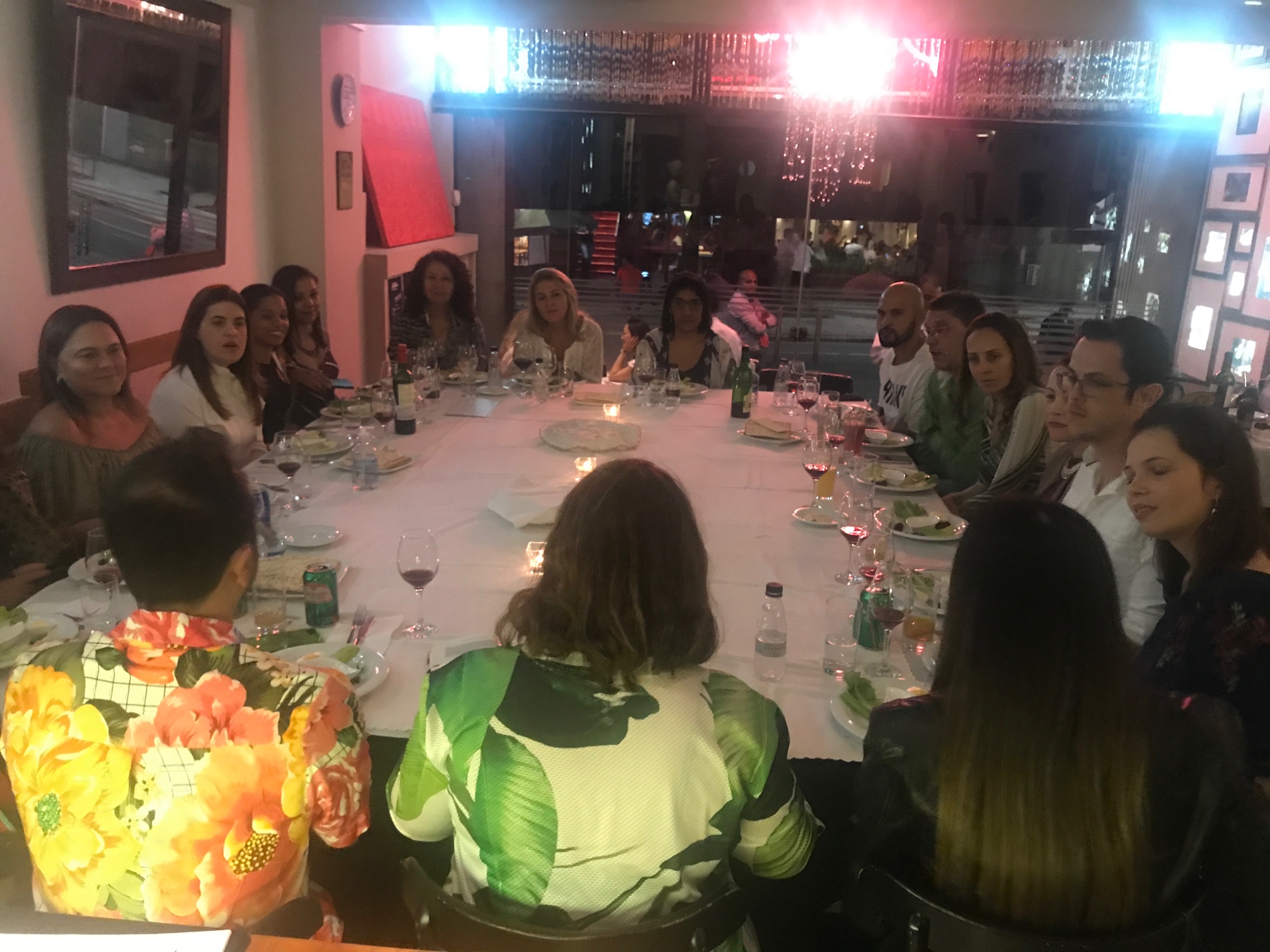 Mesa de jantar no Quattrino com convidados