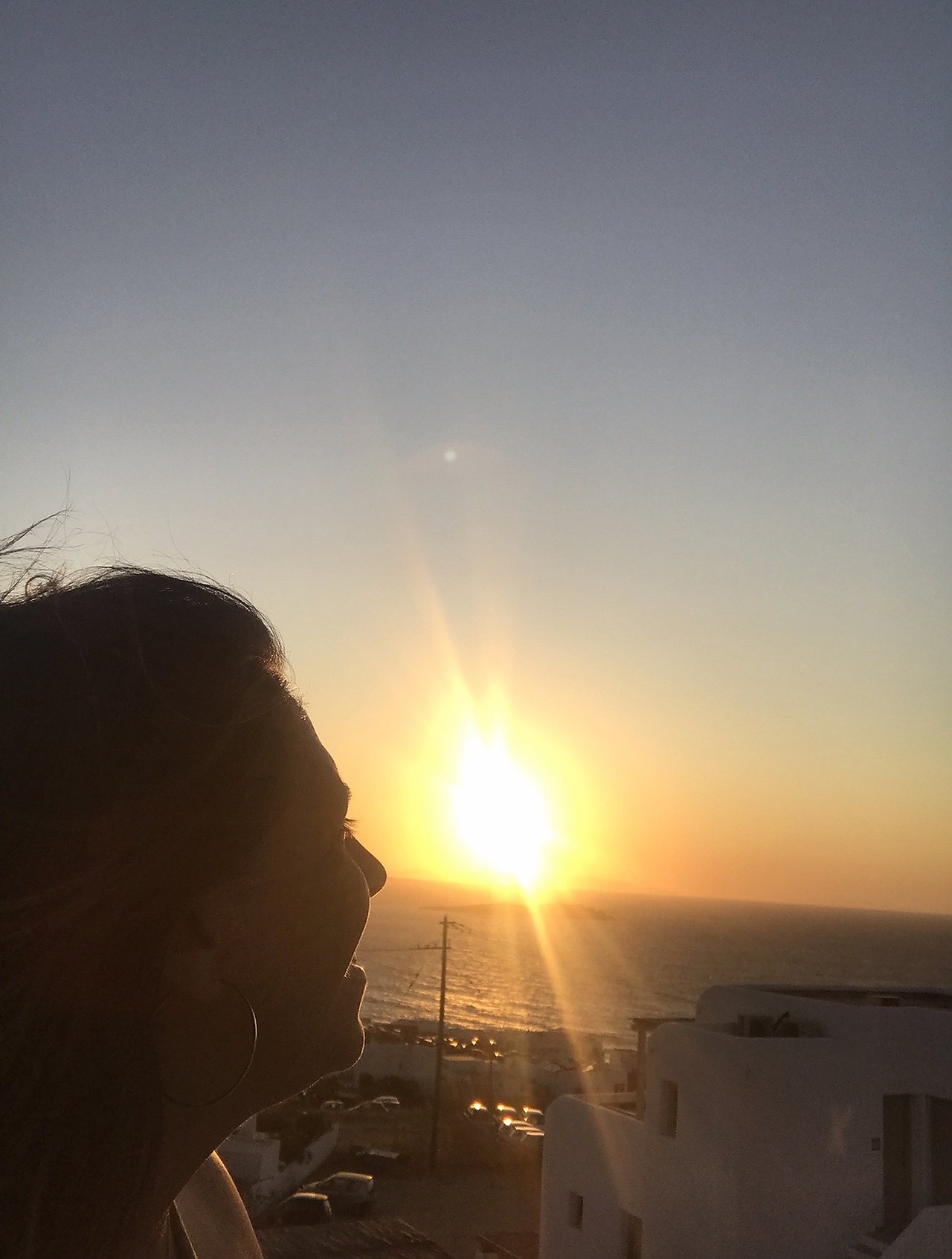 Alê Miranda em momento de contemplação durante viagem a lugar sagrado